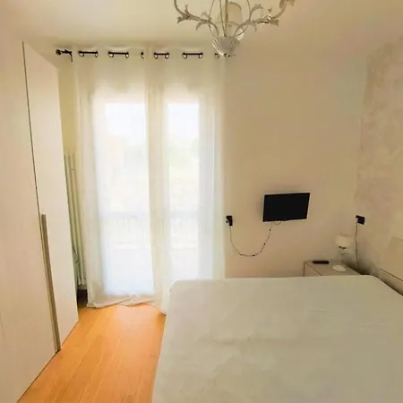 Lovely With Private Parking *