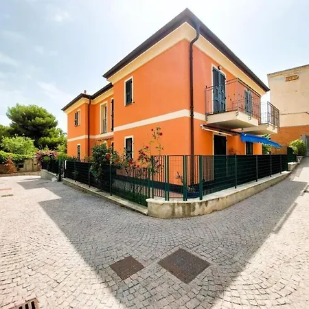 Lovely With Private Parking Apartment *