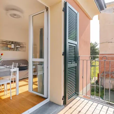 Lovely With Private Parking Apartment *