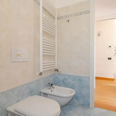 Lovely With Private Parking Apartment *