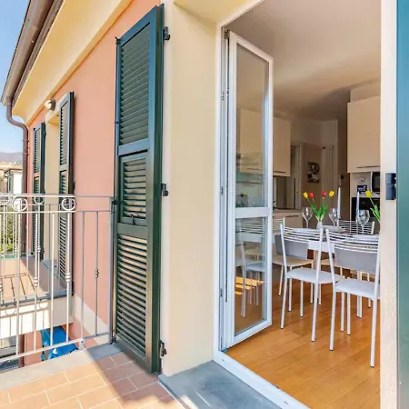 Lovely With Private Parking Apartment *